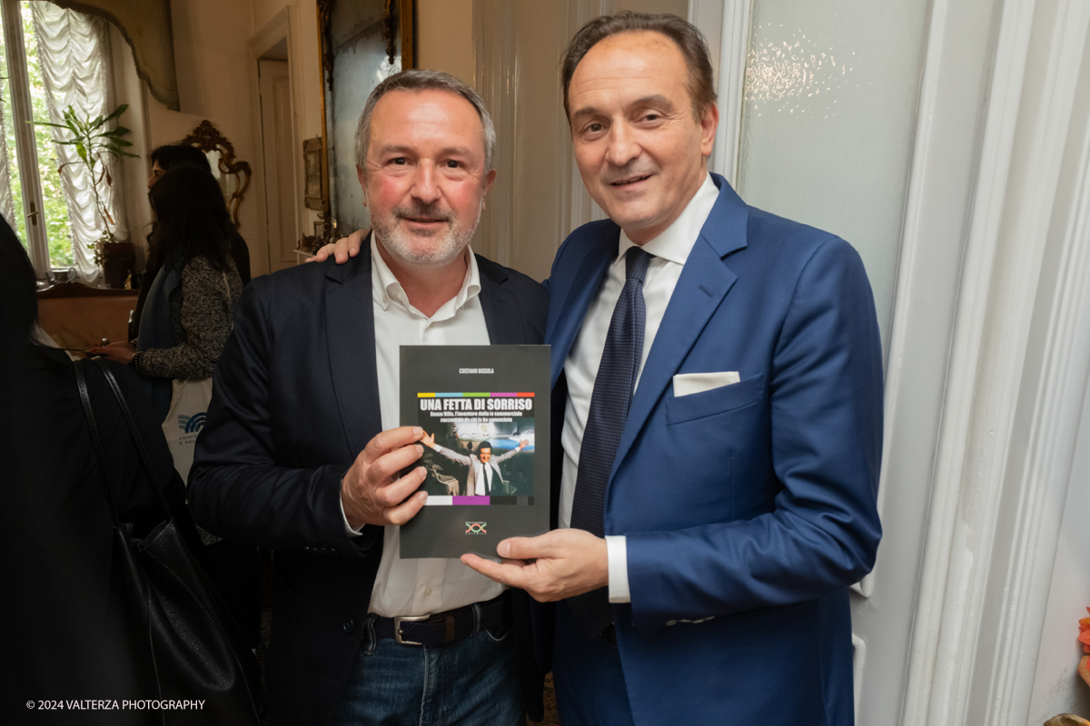 _DSF4759.jpg - Giugno-2024. Incontro con il Presidente della Regione Alberto Cirio nella sede del Caramella Choco Bistrot. Nella foto  Il Presidente Alberto Cirio e Cristiano Bussola autore del libro  Una Fetta di Sorriso