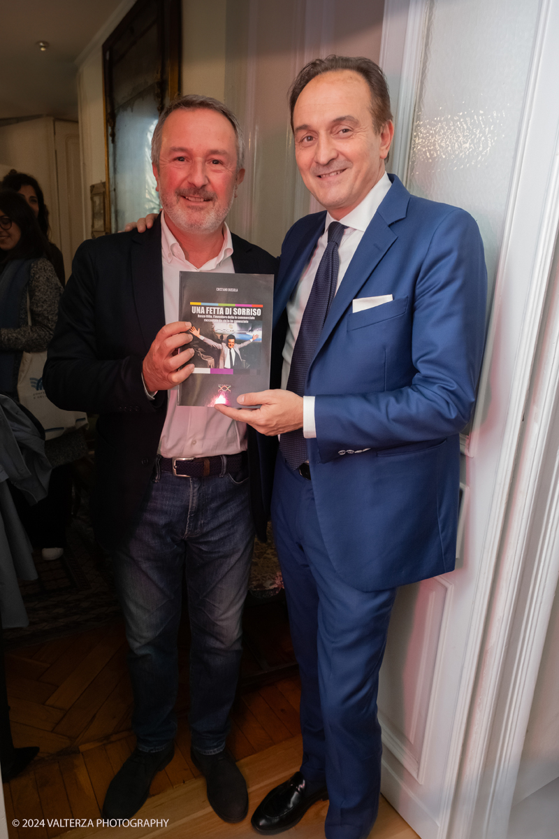 _DSF4760.jpg - Giugno-2024. Incontro con il Presidente della Regione Alberto Cirio nella sede del Caramella Choco Bistrot. Nella foto  Il Presidente Alberto Cirio e Cristiano Bussola autore del libro  Una Fetta di Sorriso