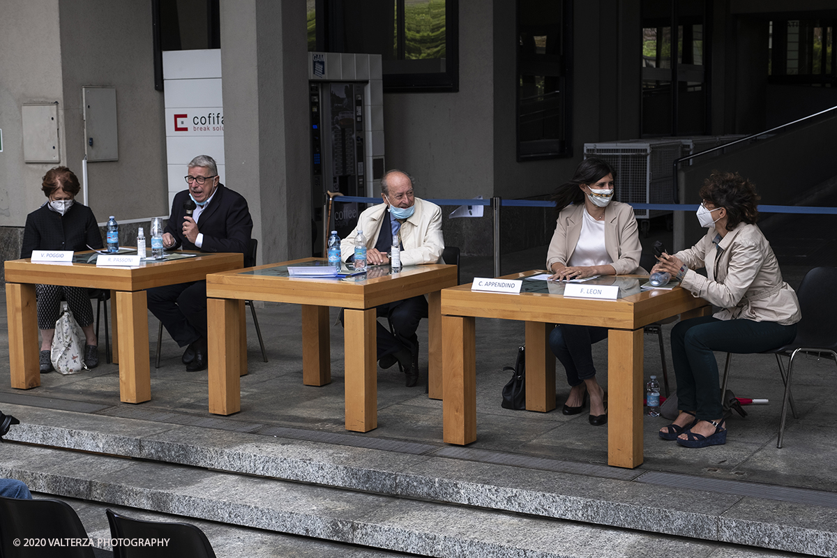 _DSF4716.jpg - 25/09/2020. Torino.  Il nuovo allestimento della collezione del Novecento storico della GAM di Torino. Nella foto i relatori della conferenza stampa di apertura, Vittoria Poggio, assessore alla Cultura della Regione Piemonte; Riccardo Passoni,  direttore della Galleria Civica d'Arte Moderna e Contemporanea di Torino; Maurizio Cibrario, Presidente della Fondazione Torino Musei; Chiara Appendino, Sindaca di Torino; Francesca Leon assessore alla Cultura di Torino