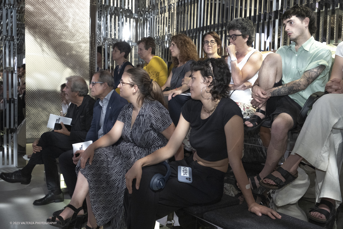 _DSF6996.jpg - 11/07/2023.Torino. Sedici ricerche fotografichesulla cittÃ  di Torino per raccontare ne storie, vite e peculiaritÃ  oltre gli stereotipi.Nella foto un momento della conferenza stampa di presentazione del progetto con molti degli studenti protagonisti