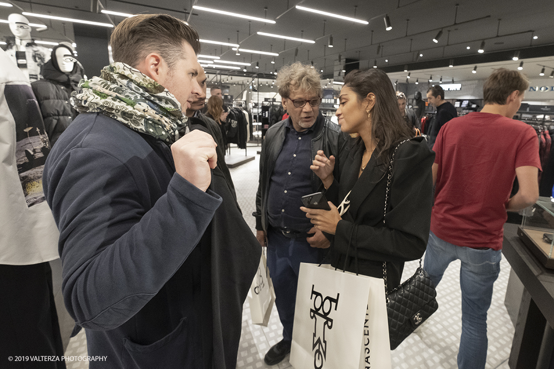 _DSF7166.jpg - 04/10/2019. Torino.  E' stato inaugurato lo store di Torino, completamente rinnovato, per il quale sono stati investiti 61 milioni di Euro. Dopo un anno e mezzo di lavori il complesso di via Lagrange si estende su sei piani contro i tre della location precedente. Nella foto momento di valutazione per l'acquisto.