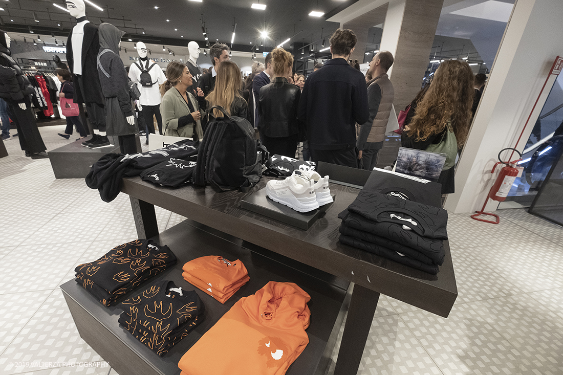 _DSF7176.jpg - 04/10/2019. Torino.  E' stato inaugurato lo store di Torino, completamente rinnovato, per il quale sono stati investiti 61 milioni di Euro. Dopo un anno e mezzo di lavori il complesso di via Lagrange si estende su sei piani contro i tre della location precedente. Nella foto uno degli stands del nuovo store.