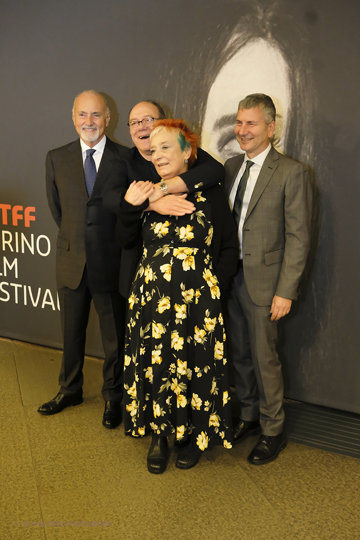 _DSF6240.jpg - 22/11/2019.Torino. Al via la 37ma edizione del Tff con un programma dedicato soprattutto all'horror. Nella foto Carlo Verdone abbraccia Emanuela Martini direttrice del Festival presenti Enzo Ghigo e Domenico de Gaetaneo.