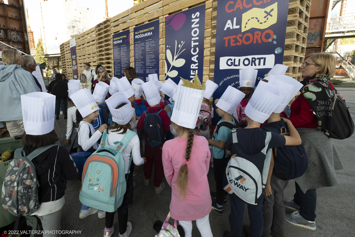 DSCF7432.jpg - 23/09/2022. Torino. Apertura della 14esima edizione di Terra Madre Salone del Gusto, lâ€™evento globale organizzato da Slow Food, Regione Piemonte e CittÃ  di Torino dedicato al cibo buono, pulito e giusto e alle politiche alimentari. Nella foto scolaresca in visita a Terra Madre Salone del gusto