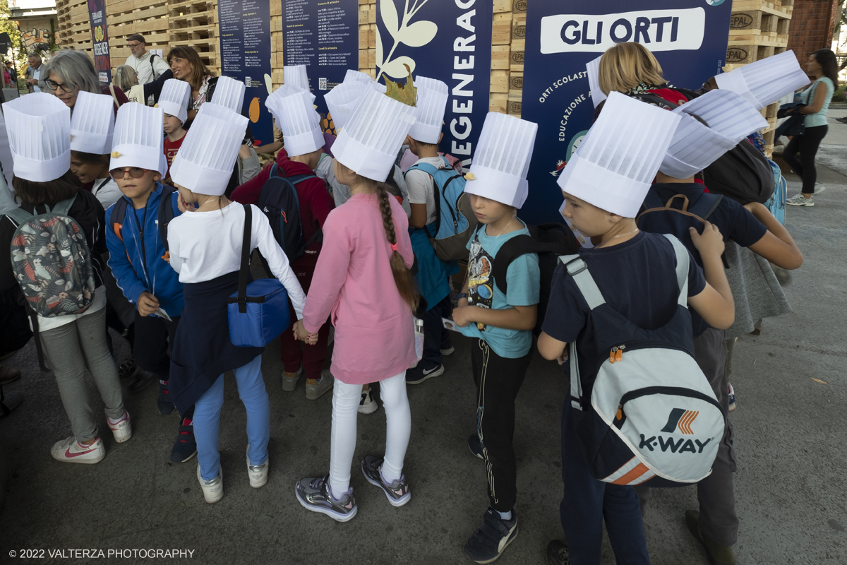 DSCF7446.jpg - 23/09/2022. Torino. Apertura della 14esima edizione di Terra Madre Salone del Gusto, lâ€™evento globale organizzato da Slow Food, Regione Piemonte e CittÃ  di Torino dedicato al cibo buono, pulito e giusto e alle politiche alimentari. Nella foto scolaresca in visita a Terra Madre Salone del gusto