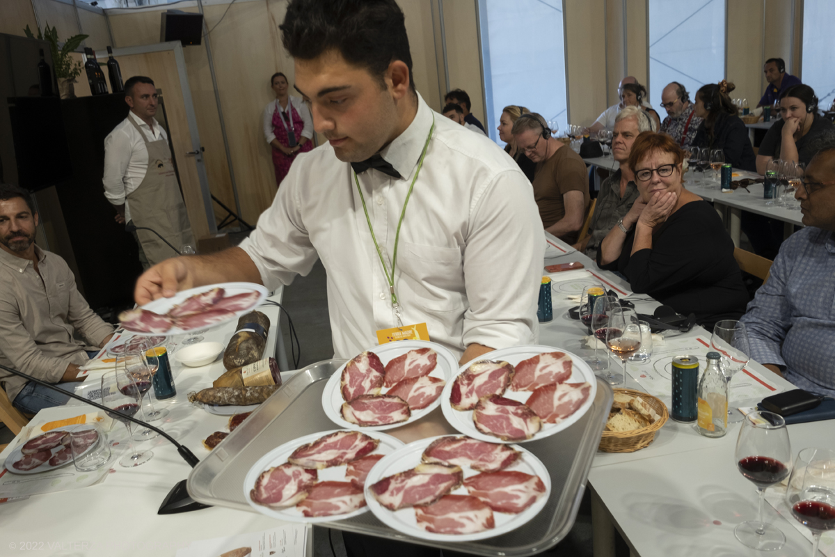 DSCF7765.jpg - 23/09/2022. Torino. Apertura della 14esima edizione di Terra Madre Salone del Gusto, lâ€™evento globale organizzato da Slow Food, Regione Piemonte e CittÃ  di Torino dedicato al cibo buono, pulito e giusto e alle politiche alimentari. Nella foto laboratorio sui salami crudi dell'Italia del Sud