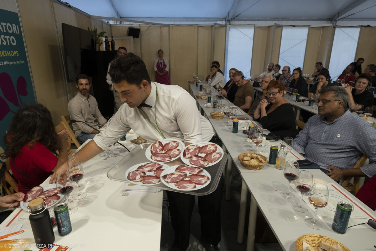 DSCF7766.jpg - 23/09/2022. Torino. Apertura della 14esima edizione di Terra Madre Salone del Gusto, lâ€™evento globale organizzato da Slow Food, Regione Piemonte e CittÃ  di Torino dedicato al cibo buono, pulito e giusto e alle politiche alimentari. Nella foto laboratorio sui salami crudi dell'Italia del Sud