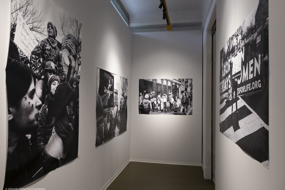 _DSF6728.jpg - 29/02/2024. Torino. La nuova mostra di Flashback Habitat "Insurrezioni. Fotografie di una protesta": tre storie di attivismo, tra giornalismo e fotografia. Due fotografi e un giornalista con tre esposizioni narrano la propria visione di rivoluzione e rivolta. I protagonisti di â€œInsurrezioni. Fotografie di una protestaâ€� . Nella foto immagini dal lavoro Path to resurrection di Chris Suspect