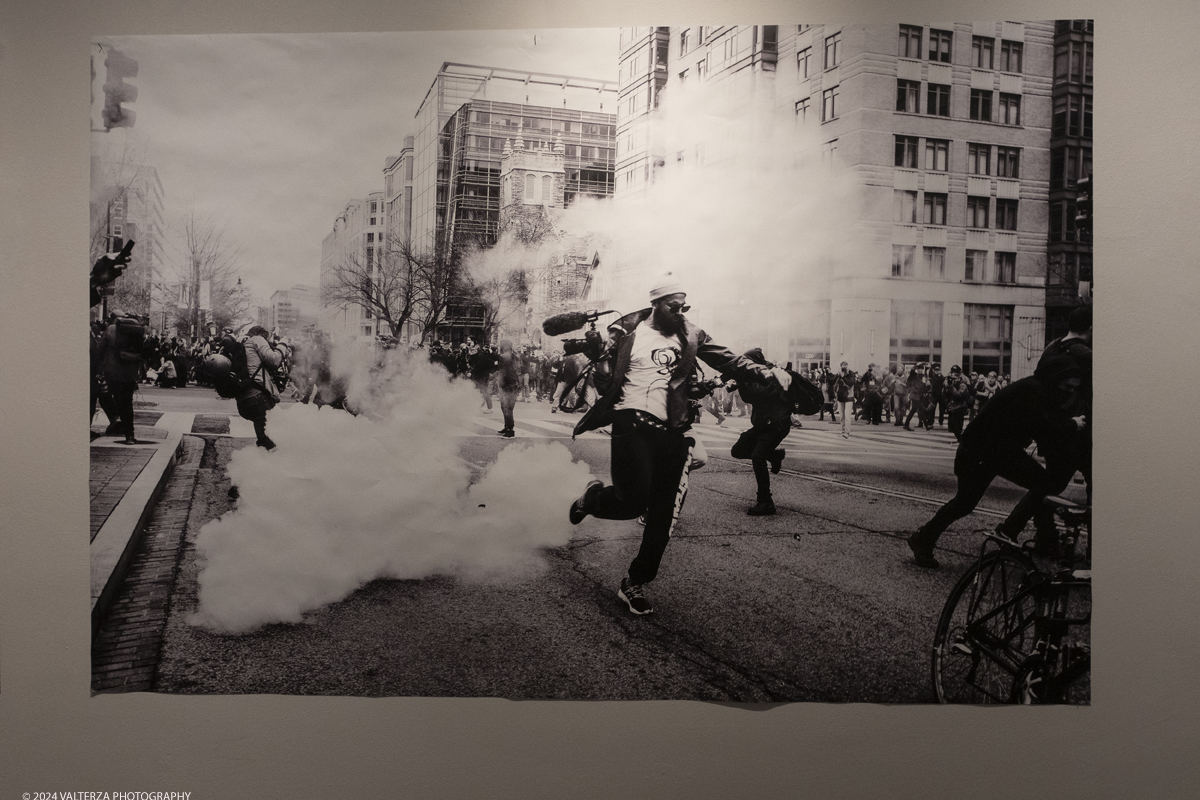 _DSF6742.jpg - 29/02/2024. Torino. La nuova mostra di Flashback Habitat "Insurrezioni. Fotografie di una protesta": tre storie di attivismo, tra giornalismo e fotografia. Due fotografi e un giornalista con tre esposizioni narrano la propria visione di rivoluzione e rivolta. I protagonisti di â€œInsurrezioni. Fotografie di una protestaâ€� . Nella foto immagini dal lavoro Path to resurrection di Chris Suspect