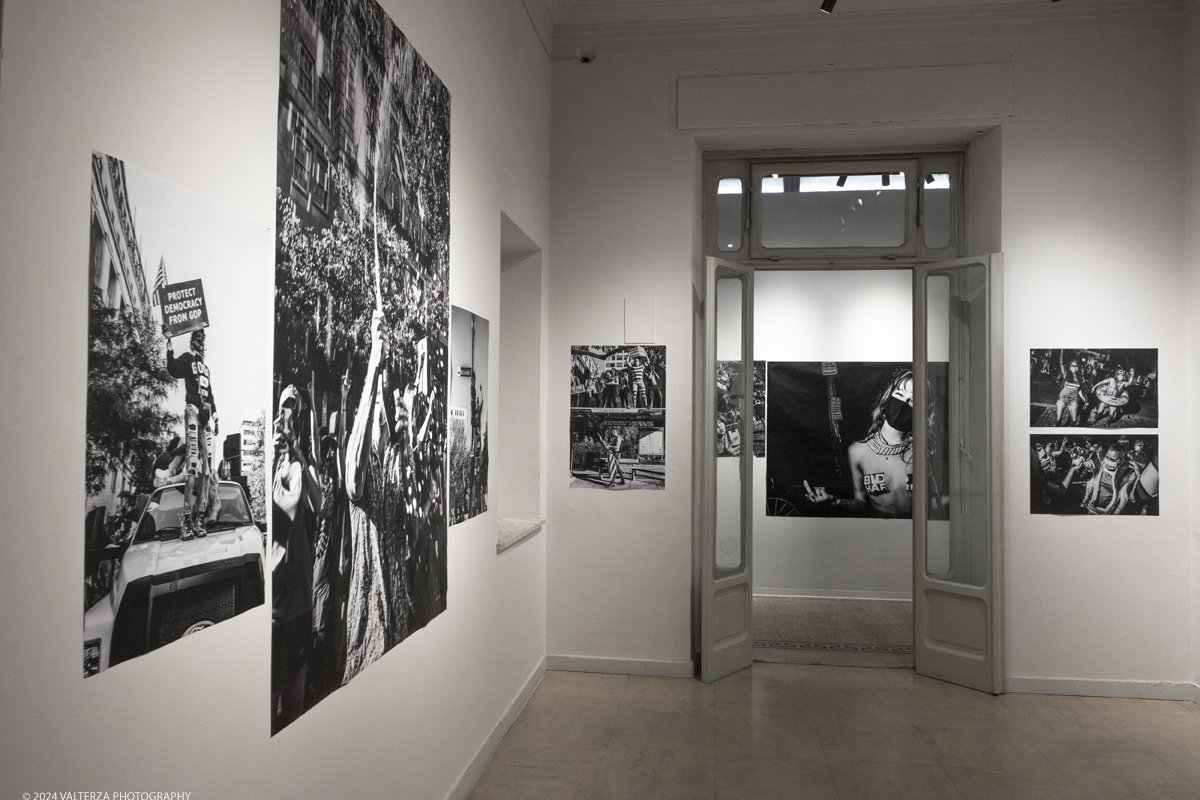 _DSF6889.jpg - 29/02/2024. Torino. La nuova mostra di Flashback Habitat "Insurrezioni. Fotografie di una protesta": tre storie di attivismo, tra giornalismo e fotografia. Due fotografi e un giornalista con tre esposizioni narrano la propria visione di rivoluzione e rivolta. I protagonisti di â€œInsurrezioni. Fotografie di una protestaâ€� . Nella foto immagini dal lavoro Path to resurrection di Chris Suspect