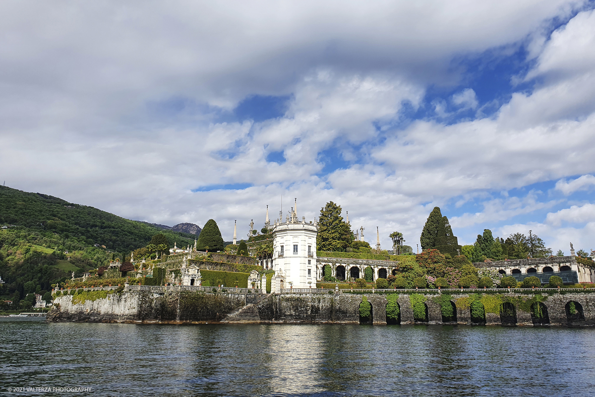 20210502_094837.jpg - 02/05/2021. Stresa. Dal weekend appena trascorso i visitatori possono ammirare le fioriture dei giardini e riscoprire i tesori storici e artistici nel palazzo Borromeo dell'Isola Bella. Nella foto vista dell' isola dal lago