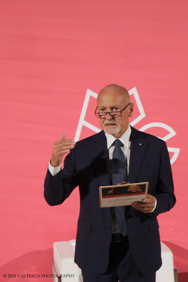 _DSF6495.jpg - 02/10/2024. Torino. La regista Jane Campion due volte vincitrice dellâ€™Oscar per Lezioni di piano e Il potere del cane ha ricevuto il Premio Stella della Mole  al Museo Nazionale del Cinema. Nella foto il presidente del Museo Enzo Ghigo introduce l'evento