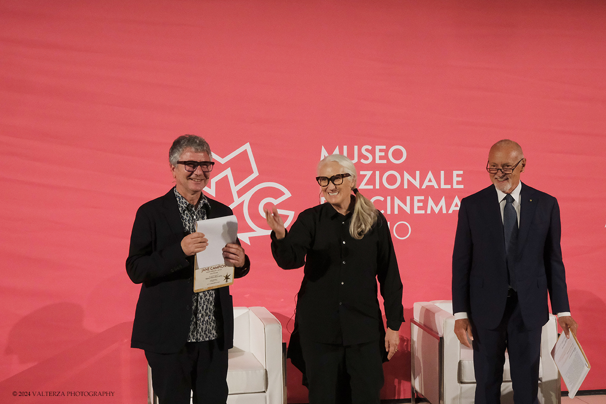 _DSF6546.jpg - 02/10/2024. Torino. La regista Jane Campion due volte vincitrice dellâ€™Oscar per Lezioni di piano e Il potere del cane ha ricevuto il Premio Stella della Mole  al Museo Nazionale del Cinema. Nella foto il saluto di Jane Campion agli intervenuti