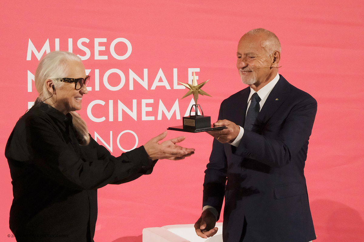 _DSF6602.jpg - 02/10/2024. Torino. La regista Jane Campion due volte vincitrice dellâ€™Oscar per Lezioni di piano e Il potere del cane ha ricevuto il Premio Stella della Mole  al Museo Nazionale del Cinema. Nella foto Jane Campion riceve il premio dal Presidente del Museo Enzo Ghigo