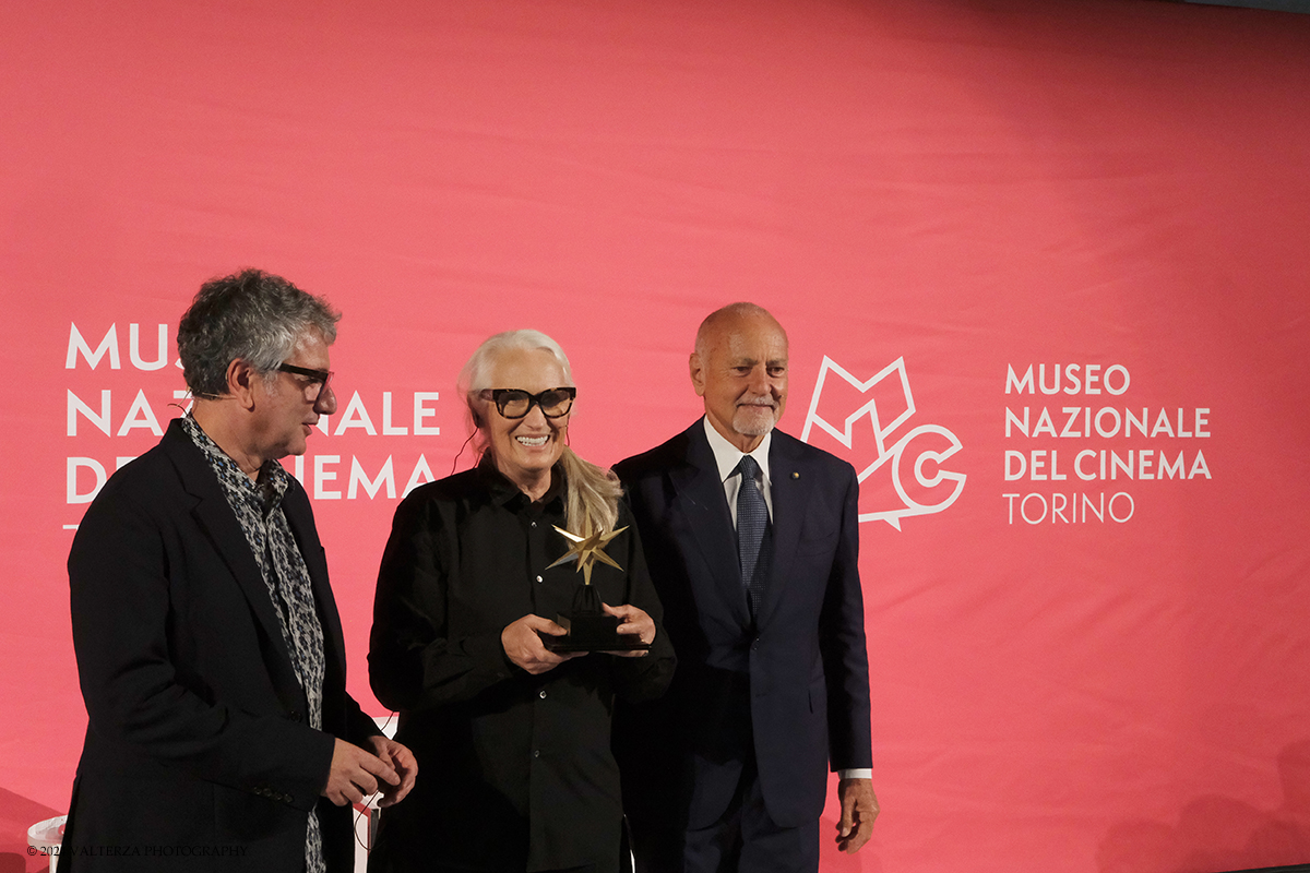 _DSF6624.jpg - 02/10/2024. Torino. La regista Jane Campion due volte vincitrice dellâ€™Oscar per Lezioni di piano e Il potere del cane ha ricevuto il Premio Stella della Mole  al Museo Nazionale del Cinema. Nella foto Jane Campion con il premio, Enzo Ghigo e Domenico De Gaetano