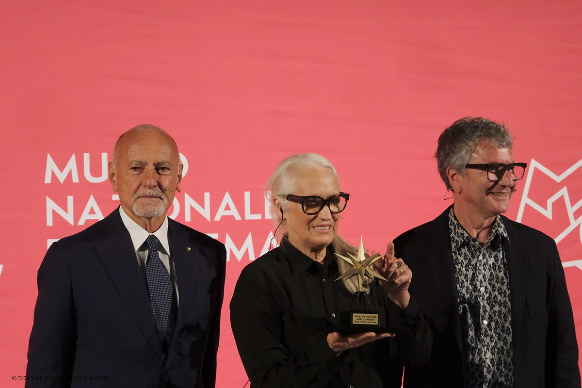 _DSF6642.jpg - 02/10/2024. Torino. La regista Jane Campion due volte vincitrice dellâ€™Oscar per Lezioni di piano e Il potere del cane ha ricevuto il Premio Stella della Mole  al Museo Nazionale del Cinema. Nella foto Jane Campion, Enzo Ghigo e Domenico De Gaetano