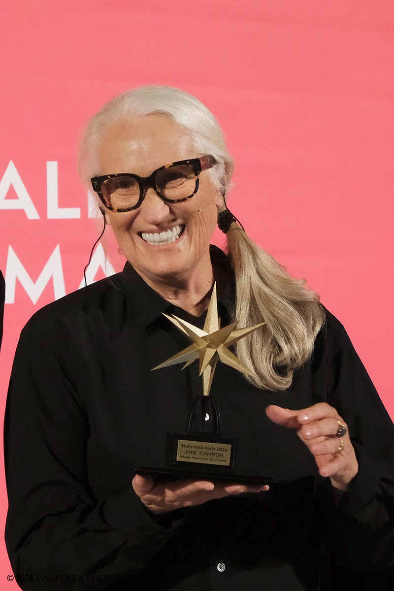 _DSF6646.jpg - 02/10/2024. Torino. La regista Jane Campion due volte vincitrice dellâ€™Oscar per Lezioni di piano e Il potere del cane ha ricevuto il Premio Stella della Mole  al Museo Nazionale del Cinema. Nella foto Jane Campion con il premio