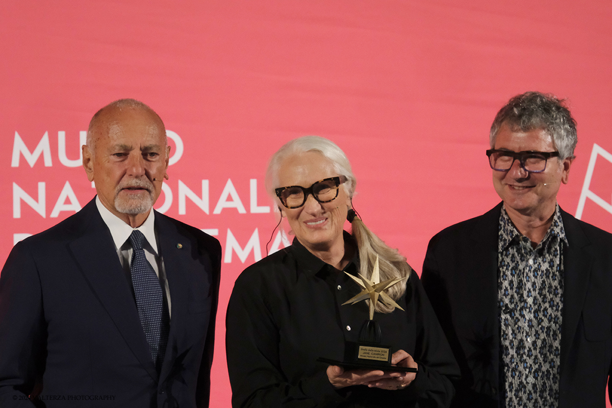 _DSF6647.jpg - 02/10/2024. Torino. La regista Jane Campion due volte vincitrice dellâ€™Oscar per Lezioni di piano e Il potere del cane ha ricevuto il Premio Stella della Mole  al Museo Nazionale del Cinema. Nella foto Jane Campion, Enzo Ghigo e Domenico De Gaetano