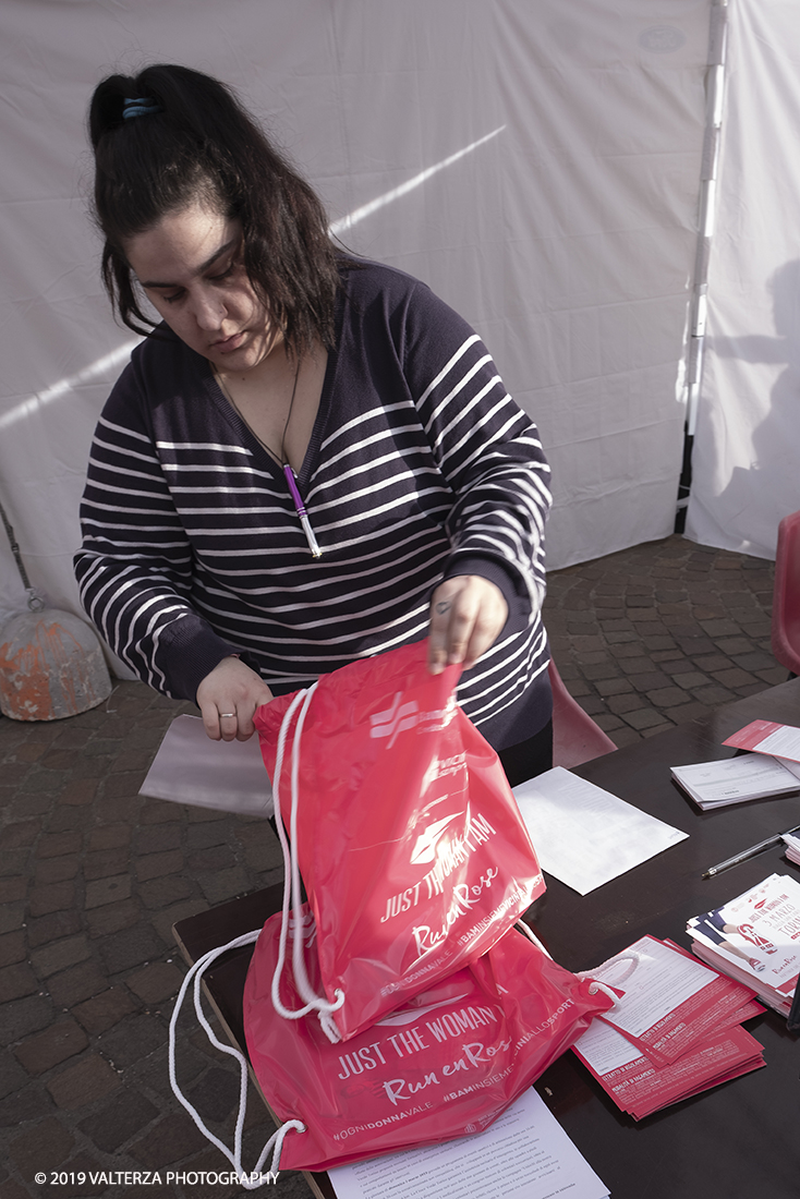 _DSF6962.jpg - 03-03-2019. Torino. â€œJust The Woman I am â€� Ã¨ una corsa/camminata podistica non competitiva di 6 km per sostenere la ricerca universitaria sul cancro: uomini e donne correranno fianco a fianco a sostegno della ricerca universitaria e della diffusione di una maggiore consapevolezza di sÃ© per un corretto stile di vita.  In questa giornata non c'Ã¨ solo la corsa, ma anche un fitto programma di eventi in piazza, non esclusivamente sportivi. Nella foto preparazione delle borse e dei documenti per gli iscritti all'evento