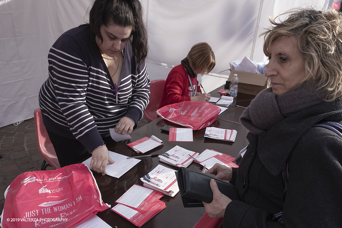 _DSF6969.jpg - 03-03-2019. Torino. â€œJust The Woman I am â€� Ã¨ una corsa/camminata podistica non competitiva di 6 km per sostenere la ricerca universitaria sul cancro: uomini e donne correranno fianco a fianco a sostegno della ricerca universitaria e della diffusione di una maggiore consapevolezza di sÃ© per un corretto stile di vita.  In questa giornata non c'Ã¨ solo la corsa, ma anche un fitto programma di eventi in piazza, non esclusivamente sportivi. Nella foto preparazione delle borse e dei documenti per gli iscritti all'evento