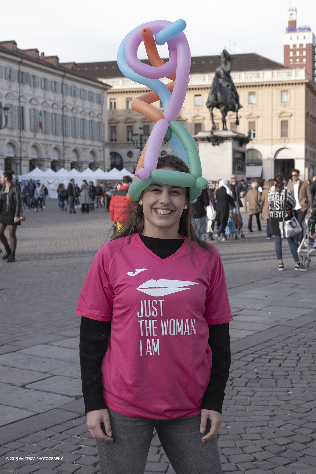 _DSF6980.jpg - 03-03-2019. Torino. â€œJust The Woman I am â€� Ã¨ una corsa/camminata podistica non competitiva di 6 km per sostenere la ricerca universitaria sul cancro: uomini e donne correranno fianco a fianco a sostegno della ricerca universitaria e della diffusione di una maggiore consapevolezza di sÃ© per un corretto stile di vita.  In questa giornata non c'Ã¨ solo la corsa, ma anche un fitto programma di eventi in piazza, non esclusivamente sportivi. Nella foto una delle volontrie che si dedicano agli eventi per i bambini