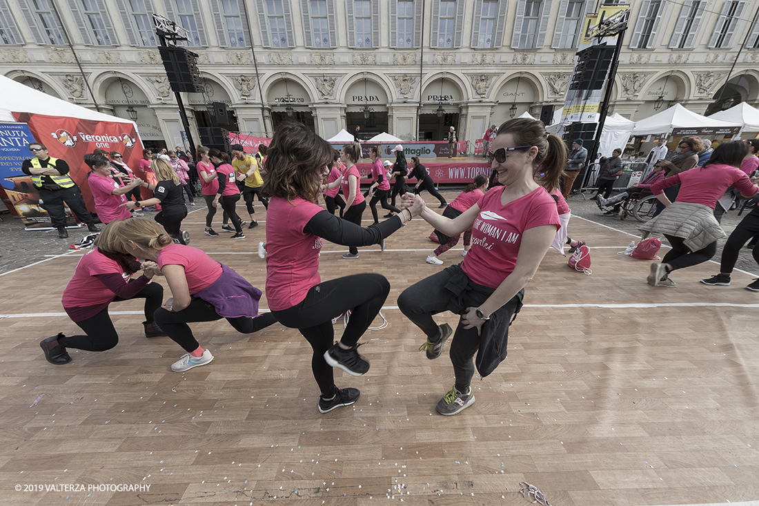 _G3I6860.jpg - 03-03-2019. Torino. â€œJust The Woman I am â€� Ã¨ una corsa/camminata podistica non competitiva di 6 km per sostenere la ricerca universitaria sul cancro: uomini e donne correranno fianco a fianco a sostegno della ricerca universitaria e della diffusione di una maggiore consapevolezza di sÃ© per un corretto stile di vita.  In questa giornata non c'Ã¨ solo la corsa, ma anche un fitto programma di eventi in piazza, non esclusivamente sportivi. Nella foto le persone del pubblico in piazza San Carlo vengono coinvolte in esrcizi ginnici.