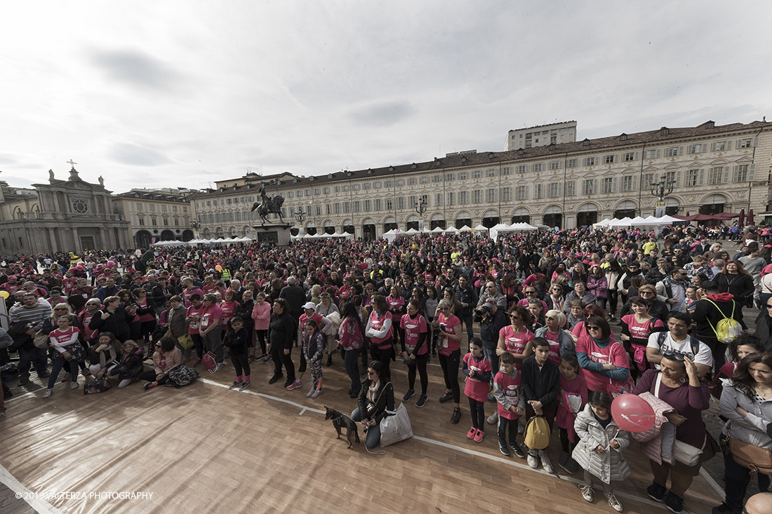 _G3I7011.jpg - 03-03-2019. Torino. â€œJust The Woman I am â€� Ã¨ una corsa/camminata podistica non competitiva di 6 km per sostenere la ricerca universitaria sul cancro: uomini e donne correranno fianco a fianco a sostegno della ricerca universitaria e della diffusione di una maggiore consapevolezza di sÃ© per un corretto stile di vita.  In questa giornata non c'Ã¨ solo la corsa, ma anche un fitto programma di eventi in piazza, non esclusivamente sportivi. Nella foto piazza San Carlo affollata di partecipanti all'evento.