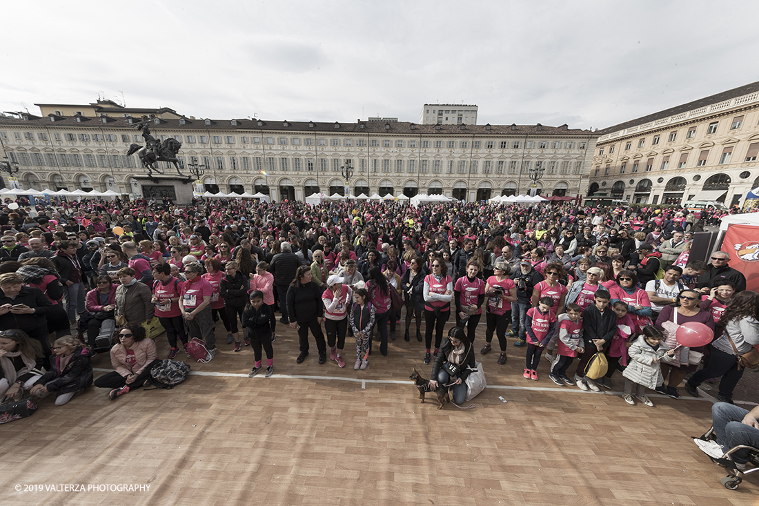 _G3I7015.jpg - 03-03-2019. Torino. â€œJust The Woman I am â€� Ã¨ una corsa/camminata podistica non competitiva di 6 km per sostenere la ricerca universitaria sul cancro: uomini e donne correranno fianco a fianco a sostegno della ricerca universitaria e della diffusione di una maggiore consapevolezza di sÃ© per un corretto stile di vita.  In questa giornata non c'Ã¨ solo la corsa, ma anche un fitto programma di eventi in piazza, non esclusivamente sportivi. Nella foto piazza San Carlo affollata di partecipanti all'evento.