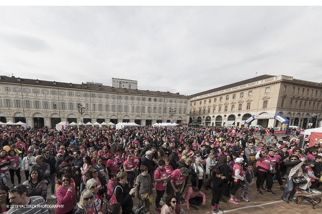 _G3I7019.jpg - 03-03-2019. Torino. â€œJust The Woman I am â€� Ã¨ una corsa/camminata podistica non competitiva di 6 km per sostenere la ricerca universitaria sul cancro: uomini e donne correranno fianco a fianco a sostegno della ricerca universitaria e della diffusione di una maggiore consapevolezza di sÃ© per un corretto stile di vita.  In questa giornata non c'Ã¨ solo la corsa, ma anche un fitto programma di eventi in piazza, non esclusivamente sportivi. Nella foto piazza San Carlo affollata di partecipanti all'evento.