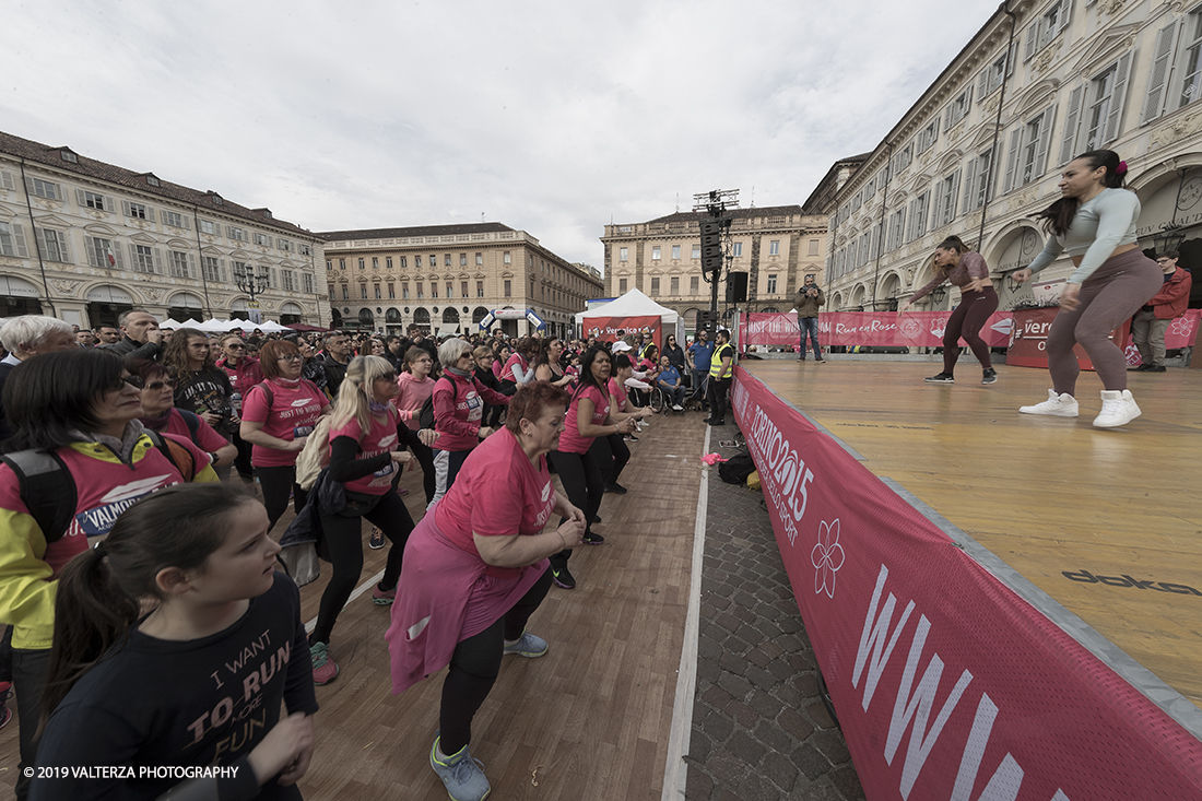 _G3I7056.jpg - 03-03-2019. Torino. â€œJust The Woman I am â€� Ã¨ una corsa/camminata podistica non competitiva di 6 km per sostenere la ricerca universitaria sul cancro: uomini e donne correranno fianco a fianco a sostegno della ricerca universitaria e della diffusione di una maggiore consapevolezza di sÃ© per un corretto stile di vita.  In questa giornata non c'Ã¨ solo la corsa, ma anche un fitto programma di eventi in piazza, non esclusivamente sportivi. Nella foto piazza San Carlo affollata di partecipanti all'evento.