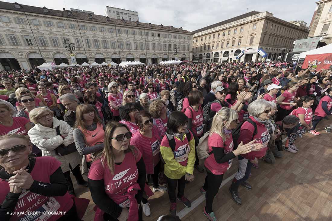 _G3I7128.jpg - 03-03-2019. Torino. â€œJust The Woman I am â€� Ã¨ una corsa/camminata podistica non competitiva di 6 km per sostenere la ricerca universitaria sul cancro: uomini e donne correranno fianco a fianco a sostegno della ricerca universitaria e della diffusione di una maggiore consapevolezza di sÃ© per un corretto stile di vita.  In questa giornata non c'Ã¨ solo la corsa, ma anche un fitto programma di eventi in piazza, non esclusivamente sportivi. Nella foto piazza San Carlo affollata di partecipanti all'evento.