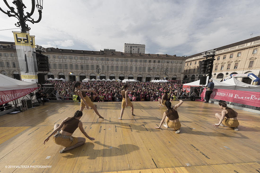 _G3I7144.jpg - 03-03-2019. Torino. â€œJust The Woman I am â€� Ã¨ una corsa/camminata podistica non competitiva di 6 km per sostenere la ricerca universitaria sul cancro: uomini e donne correranno fianco a fianco a sostegno della ricerca universitaria e della diffusione di una maggiore consapevolezza di sÃ© per un corretto stile di vita.  In questa giornata non c'Ã¨ solo la corsa, ma anche un fitto programma di eventi in piazza, non esclusivamente sportivi. Nella foto alcune ballerine del CUS Torino danza si esibiscono sul palco di piazza San Carlo