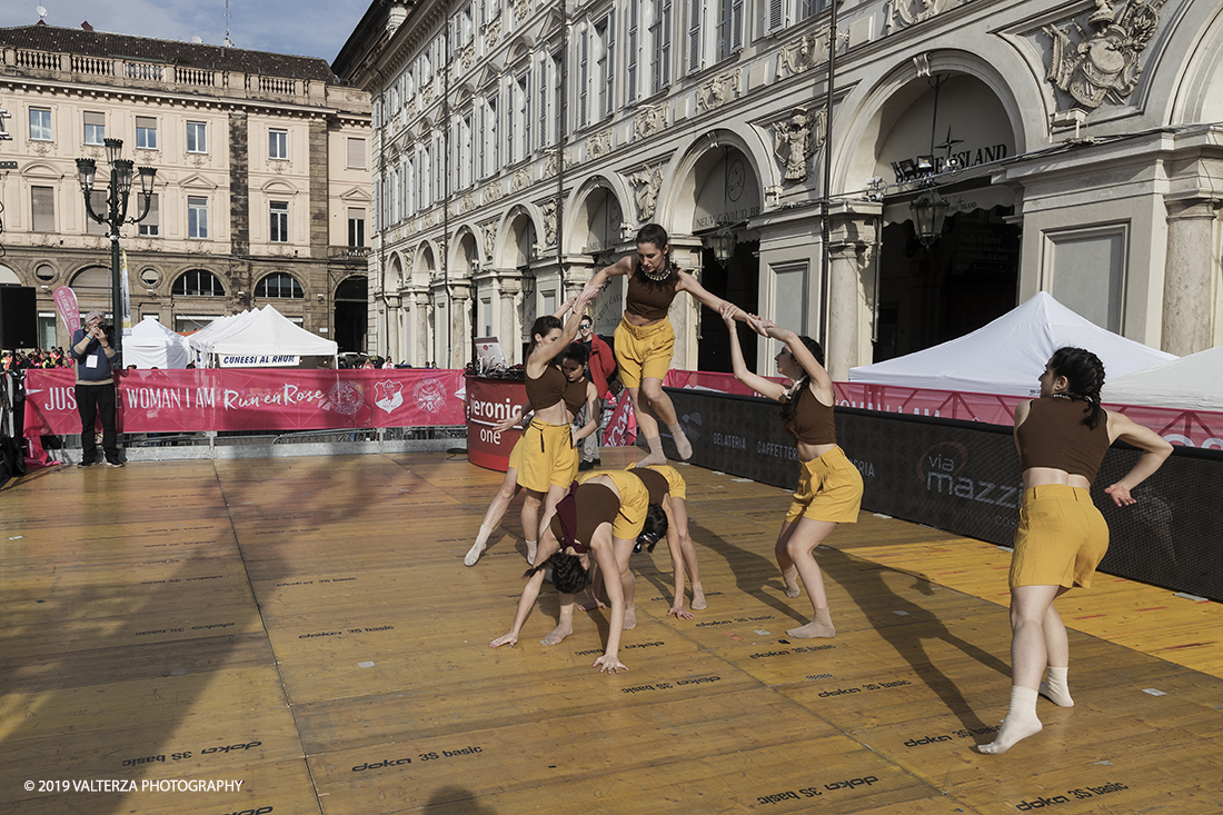 _G3I7156.jpg - 03-03-2019. Torino. â€œJust The Woman I am â€� Ã¨ una corsa/camminata podistica non competitiva di 6 km per sostenere la ricerca universitaria sul cancro: uomini e donne correranno fianco a fianco a sostegno della ricerca universitaria e della diffusione di una maggiore consapevolezza di sÃ© per un corretto stile di vita.  In questa giornata non c'Ã¨ solo la corsa, ma anche un fitto programma di eventi in piazza, non esclusivamente sportivi. Nella foto alcune ballerine del CUS Torino danza si esibiscono sul palco di piazza San Carlo