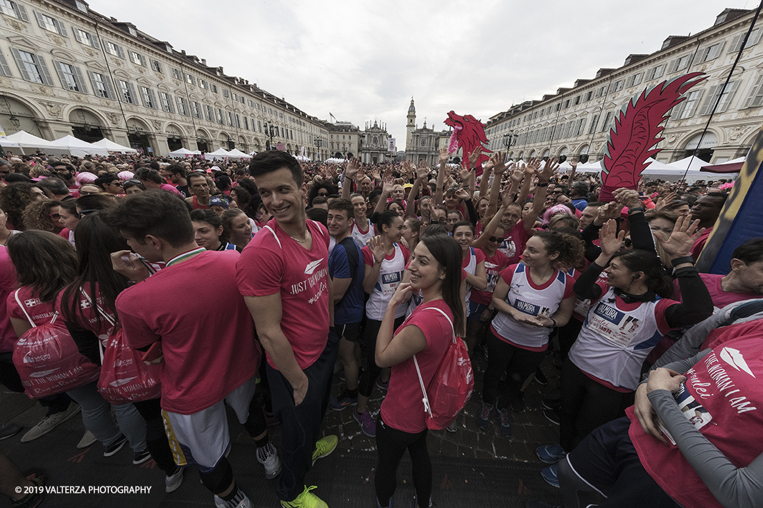 _G3I7246.jpg - 03-03-2019. Torino. â€œJust The Woman I am â€� Ã¨ una corsa/camminata podistica non competitiva di 6 km per sostenere la ricerca universitaria sul cancro: uomini e donne correranno fianco a fianco a sostegno della ricerca universitaria e della diffusione di una maggiore consapevolezza di sÃ© per un corretto stile di vita.  In questa giornata non c'Ã¨ solo la corsa, ma anche un fitto programma di eventi in piazza, non esclusivamente sportivi. Nella foto sulla linea di partenza poco prima del via.