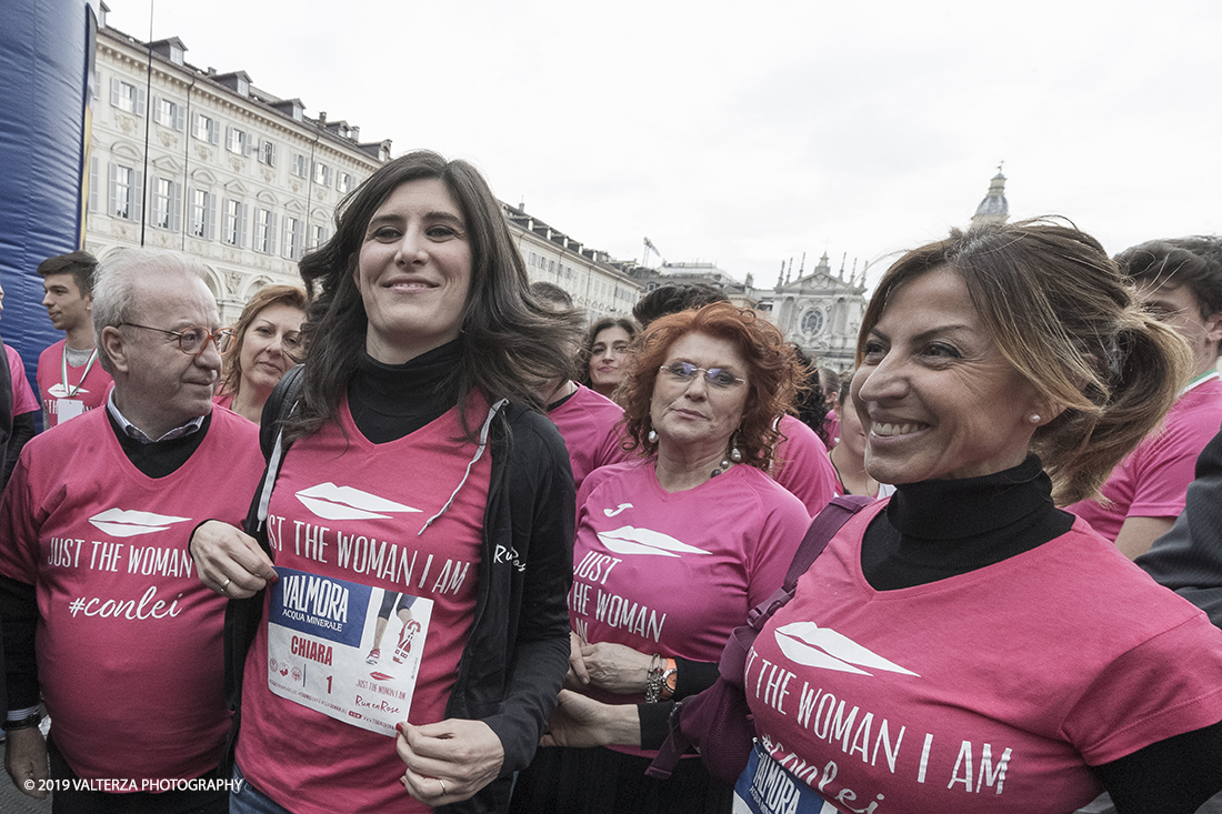 _G3I7265.jpg - 03-03-2019. Torino. â€œJust The Woman I am â€� Ã¨ una corsa/camminata podistica non competitiva di 6 km per sostenere la ricerca universitaria sul cancro: uomini e donne correranno fianco a fianco a sostegno della ricerca universitaria e della diffusione di una maggiore consapevolezza di sÃ© per un corretto stile di vita.  In questa giornata non c'Ã¨ solo la corsa, ma anche un fitto programma di eventi in piazza, non esclusivamente sportivi. Nella foto la sindaca Chiara Appendino sulla linea di partenza mostra la pettorina con il N.1