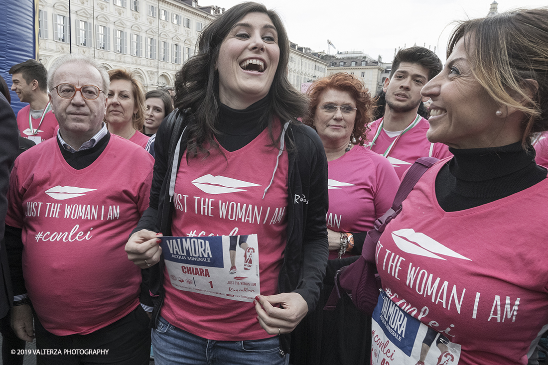 _G3I7268.jpg - 03-03-2019. Torino. â€œJust The Woman I am â€� Ã¨ una corsa/camminata podistica non competitiva di 6 km per sostenere la ricerca universitaria sul cancro: uomini e donne correranno fianco a fianco a sostegno della ricerca universitaria e della diffusione di una maggiore consapevolezza di sÃ© per un corretto stile di vita.  In questa giornata non c'Ã¨ solo la corsa, ma anche un fitto programma di eventi in piazza, non esclusivamente sportivi. Nella foto la sindaca Chiara Appendino sulla linea di partenza mostra la pettorina con il N.1