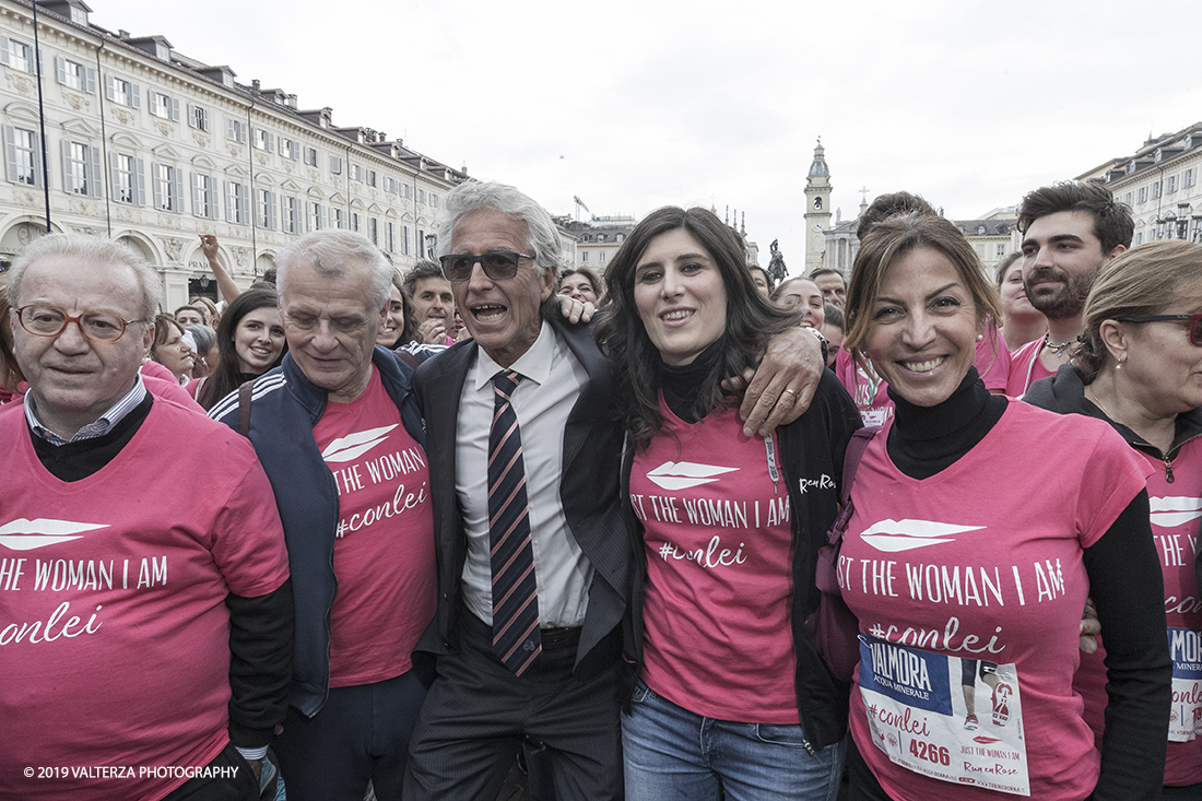 _G3I7278.jpg - 03-03-2019. Torino. â€œJust The Woman I am â€� Ã¨ una corsa/camminata podistica non competitiva di 6 km per sostenere la ricerca universitaria sul cancro: uomini e donne correranno fianco a fianco a sostegno della ricerca universitaria e della diffusione di una maggiore consapevolezza di sÃ© per un corretto stile di vita.  In questa giornata non c'Ã¨ solo la corsa, ma anche un fitto programma di eventi in piazza, non esclusivamente sportivi. Nella foto, foto di gruppo e selfie con la sindaca Chiara Appendino poco prima del via.