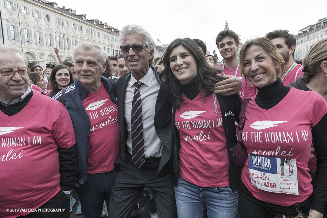 _G3I7280.jpg - 03-03-2019. Torino. â€œJust The Woman I am â€� Ã¨ una corsa/camminata podistica non competitiva di 6 km per sostenere la ricerca universitaria sul cancro: uomini e donne correranno fianco a fianco a sostegno della ricerca universitaria e della diffusione di una maggiore consapevolezza di sÃ© per un corretto stile di vita.  In questa giornata non c'Ã¨ solo la corsa, ma anche un fitto programma di eventi in piazza, non esclusivamente sportivi. Nella foto, foto di gruppo e selfie con la sindaca Chiara Appendino poco prima del via.