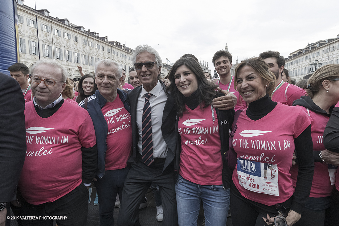 _G3I7283.jpg - 03-03-2019. Torino. â€œJust The Woman I am â€� Ã¨ una corsa/camminata podistica non competitiva di 6 km per sostenere la ricerca universitaria sul cancro: uomini e donne correranno fianco a fianco a sostegno della ricerca universitaria e della diffusione di una maggiore consapevolezza di sÃ© per un corretto stile di vita.  In questa giornata non c'Ã¨ solo la corsa, ma anche un fitto programma di eventi in piazza, non esclusivamente sportivi. Nella foto, foto di gruppo e selfie con la sindaca Chiara Appendino poco prima del via.