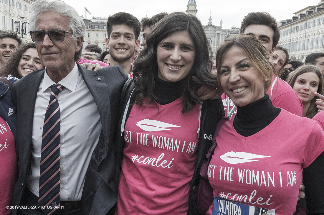 _G3I7299.jpg - 03-03-2019. Torino. â€œJust The Woman I am â€� Ã¨ una corsa/camminata podistica non competitiva di 6 km per sostenere la ricerca universitaria sul cancro: uomini e donne correranno fianco a fianco a sostegno della ricerca universitaria e della diffusione di una maggiore consapevolezza di sÃ© per un corretto stile di vita.  In questa giornata non c'Ã¨ solo la corsa, ma anche un fitto programma di eventi in piazza, non esclusivamente sportivi. Nella foto, foto di gruppo e selfie con la sindaca Chiara Appendino poco prima del via.