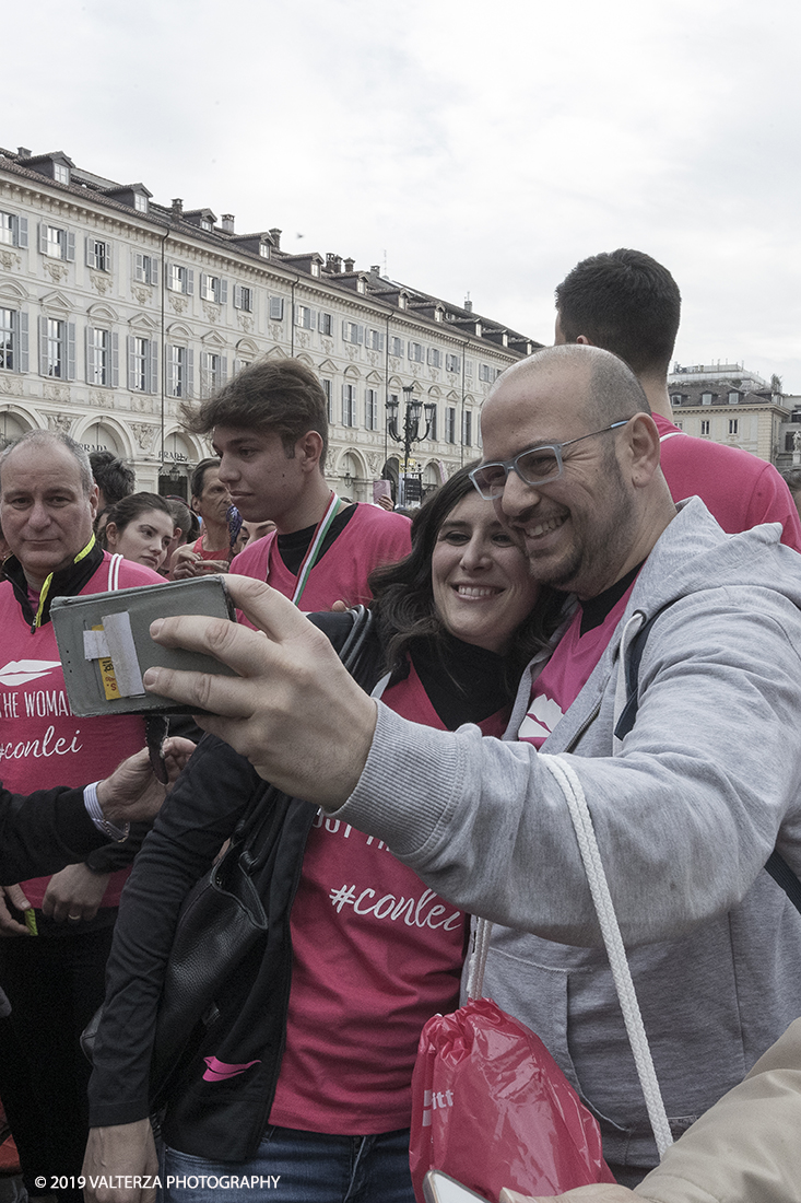 _G3I7312.jpg - 03-03-2019. Torino. â€œJust The Woman I am â€� Ã¨ una corsa/camminata podistica non competitiva di 6 km per sostenere la ricerca universitaria sul cancro: uomini e donne correranno fianco a fianco a sostegno della ricerca universitaria e della diffusione di una maggiore consapevolezza di sÃ© per un corretto stile di vita.  In questa giornata non c'Ã¨ solo la corsa, ma anche un fitto programma di eventi in piazza, non esclusivamente sportivi. Nella foto, foto di gruppo e selfie con la sindaca Chiara Appendino poco prima del via.