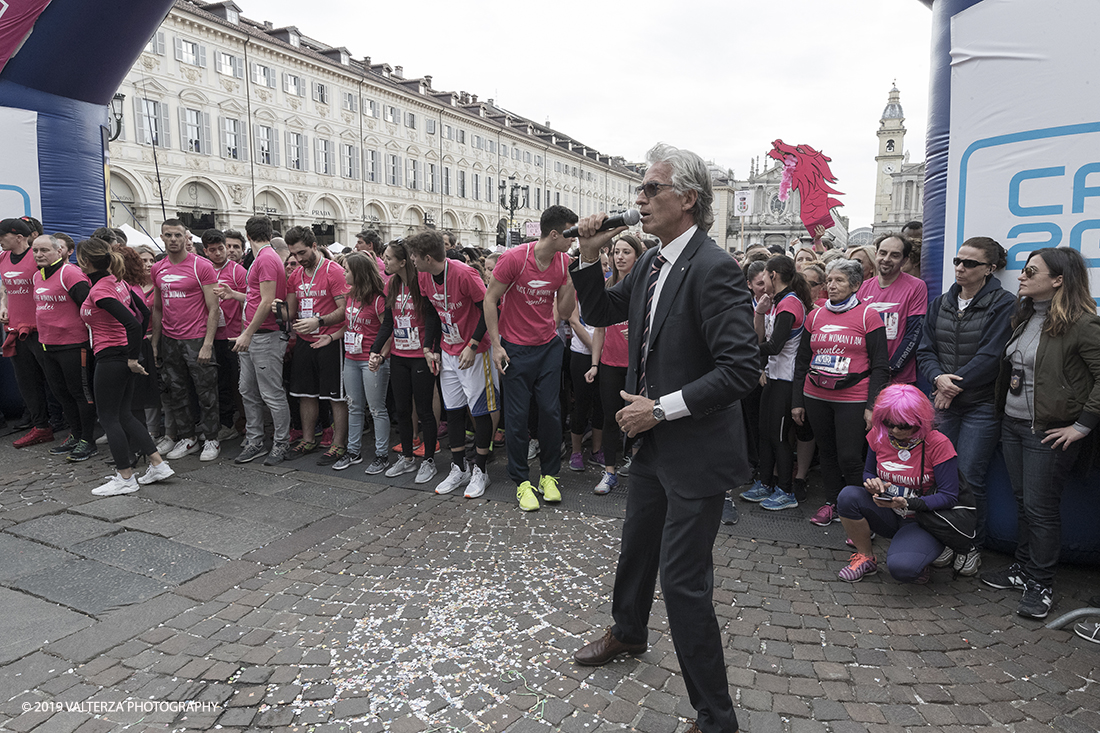 _G3I7338.jpg - 03-03-2019. Torino. â€œJust The Woman I am â€� Ã¨ una corsa/camminata podistica non competitiva di 6 km per sostenere la ricerca universitaria sul cancro: uomini e donne correranno fianco a fianco a sostegno della ricerca universitaria e della diffusione di una maggiore consapevolezza di sÃ© per un corretto stile di vita.  In questa giornata non c'Ã¨ solo la corsa, ma anche un fitto programma di eventi in piazza, non esclusivamente sportivi. Nella foto il presidente del CUS Riccardo D'Eiicio si appresta a dare il via alla corsa/camminata di 6 Km.