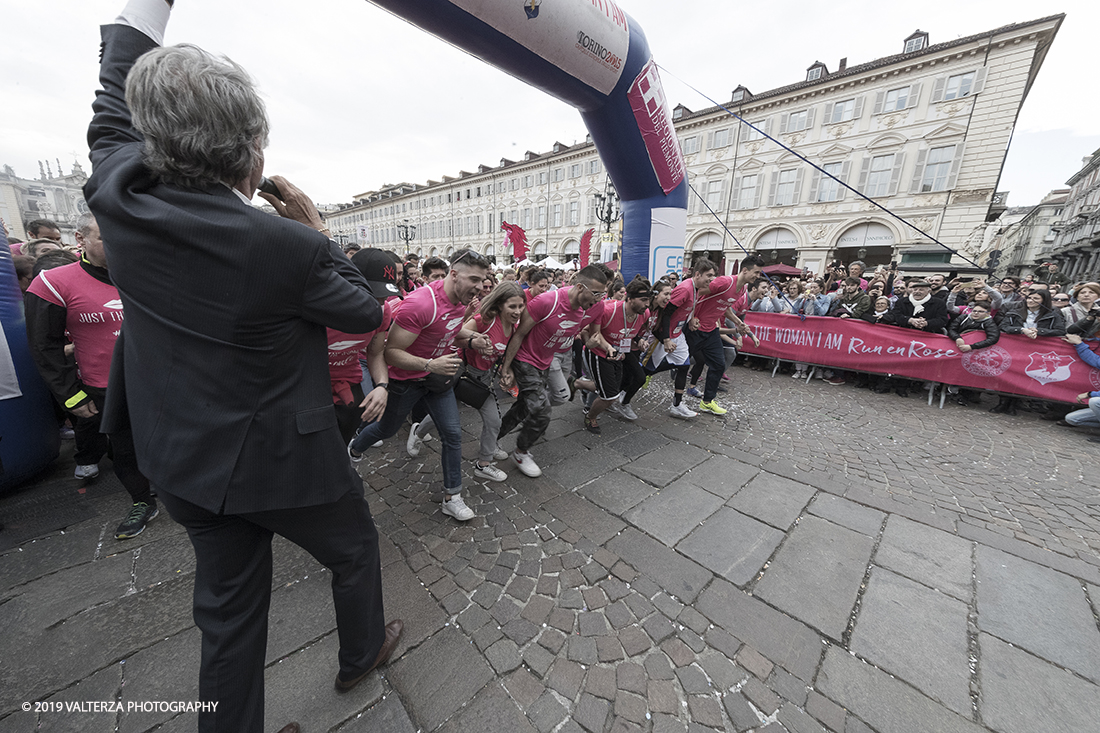 _G3I7349.jpg - 03-03-2019. Torino. â€œJust The Woman I am â€� Ã¨ una corsa/camminata podistica non competitiva di 6 km per sostenere la ricerca universitaria sul cancro: uomini e donne correranno fianco a fianco a sostegno della ricerca universitaria e della diffusione di una maggiore consapevolezza di sÃ© per un corretto stile di vita.  In questa giornata non c'Ã¨ solo la corsa, ma anche un fitto programma di eventi in piazza, non esclusivamente sportivi. Nella foto partiti, ha inizio la corsa/camminata di 6 Km.