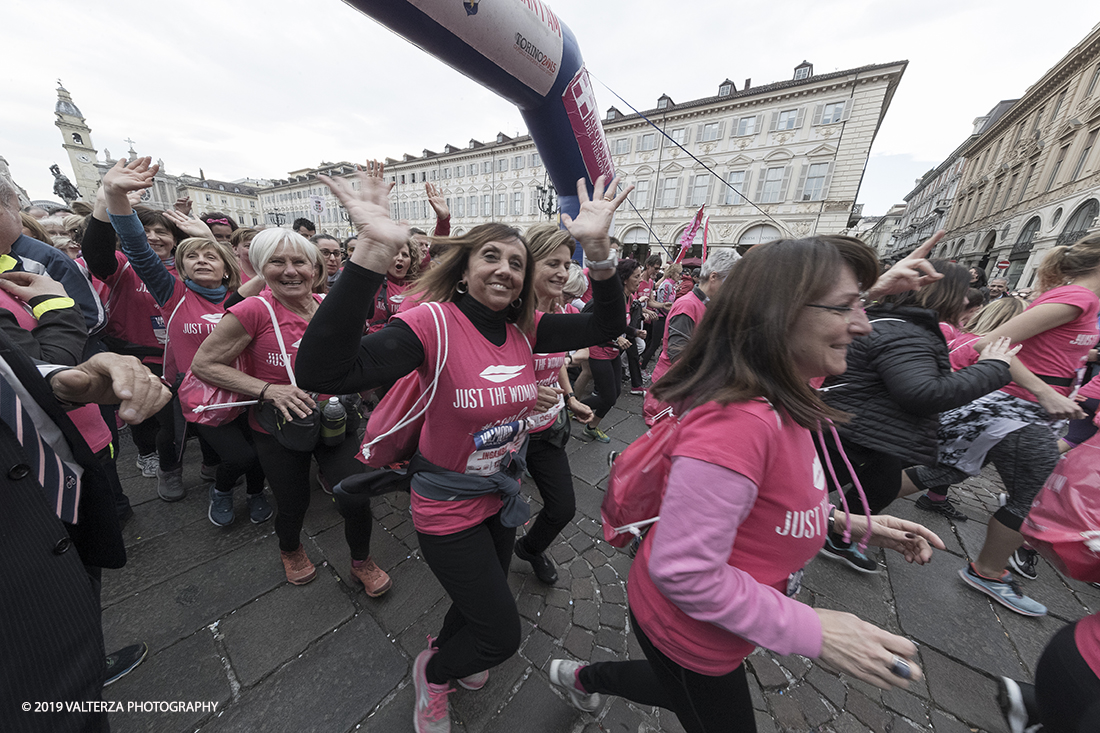 _G3I7429.jpg - 03-03-2019. Torino. â€œJust The Woman I am â€� Ã¨ una corsa/camminata podistica non competitiva di 6 km per sostenere la ricerca universitaria sul cancro: uomini e donne correranno fianco a fianco a sostegno della ricerca universitaria e della diffusione di una maggiore consapevolezza di sÃ© per un corretto stile di vita.  In questa giornata non c'Ã¨ solo la corsa, ma anche un fitto programma di eventi in piazza, non esclusivamente sportivi. Nella foto partiti, ha inizio la corsa/camminata di 6 Km.