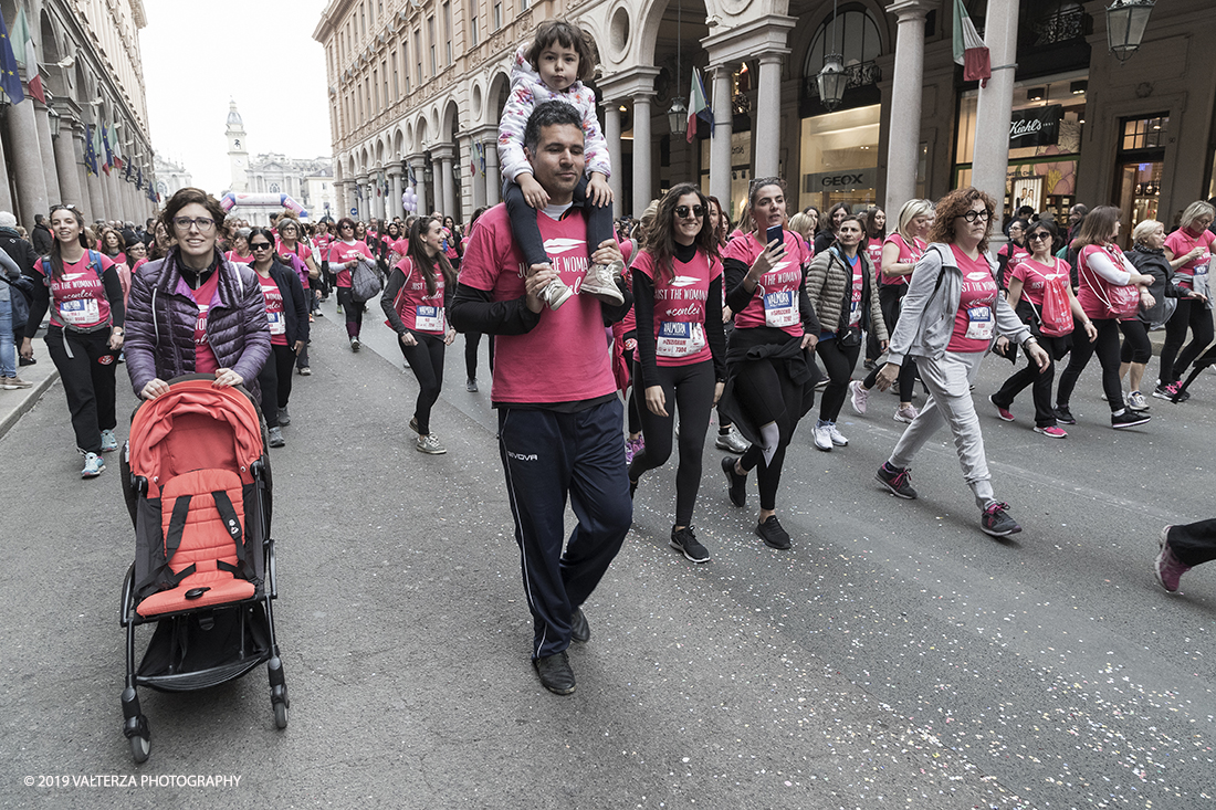 _G3I7550.jpg - 03-03-2019. Torino. â€œJust The Woman I am â€� Ã¨ una corsa/camminata podistica non competitiva di 6 km per sostenere la ricerca universitaria sul cancro: uomini e donne correranno fianco a fianco a sostegno della ricerca universitaria e della diffusione di una maggiore consapevolezza di sÃ© per un corretto stile di vita.  In questa giornata non c'Ã¨ solo la corsa, ma anche un fitto programma di eventi in piazza, non esclusivamente sportivi. Nella foto la parte iniziale della corsa/camminata in via Roma.