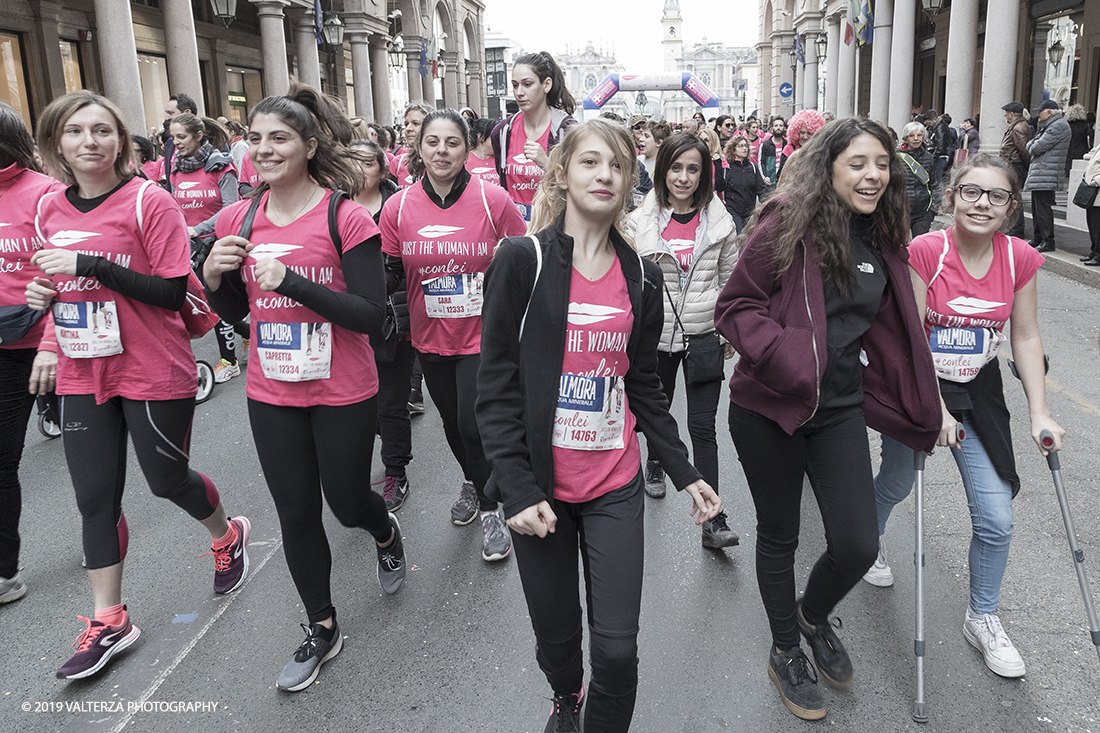 _G3I7607.jpg - 03-03-2019. Torino. â€œJust The Woman I am â€� Ã¨ una corsa/camminata podistica non competitiva di 6 km per sostenere la ricerca universitaria sul cancro: uomini e donne correranno fianco a fianco a sostegno della ricerca universitaria e della diffusione di una maggiore consapevolezza di sÃ© per un corretto stile di vita.  In questa giornata non c'Ã¨ solo la corsa, ma anche un fitto programma di eventi in piazza, non esclusivamente sportivi. Nella foto la parte iniziale della corsa/camminata in via Roma.