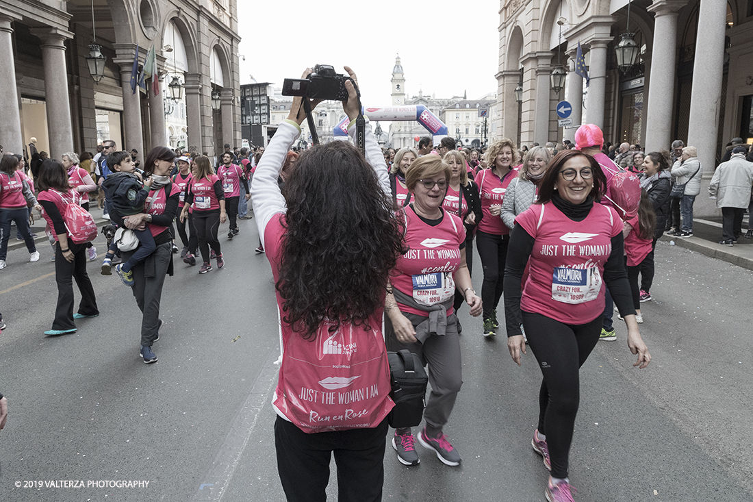 _G3I7627.jpg - 03-03-2019. Torino. â€œJust The Woman I am â€� Ã¨ una corsa/camminata podistica non competitiva di 6 km per sostenere la ricerca universitaria sul cancro: uomini e donne correranno fianco a fianco a sostegno della ricerca universitaria e della diffusione di una maggiore consapevolezza di sÃ© per un corretto stile di vita.  In questa giornata non c'Ã¨ solo la corsa, ma anche un fitto programma di eventi in piazza, non esclusivamente sportivi. Nella foto la parte iniziale della corsa/camminata in via Roma.