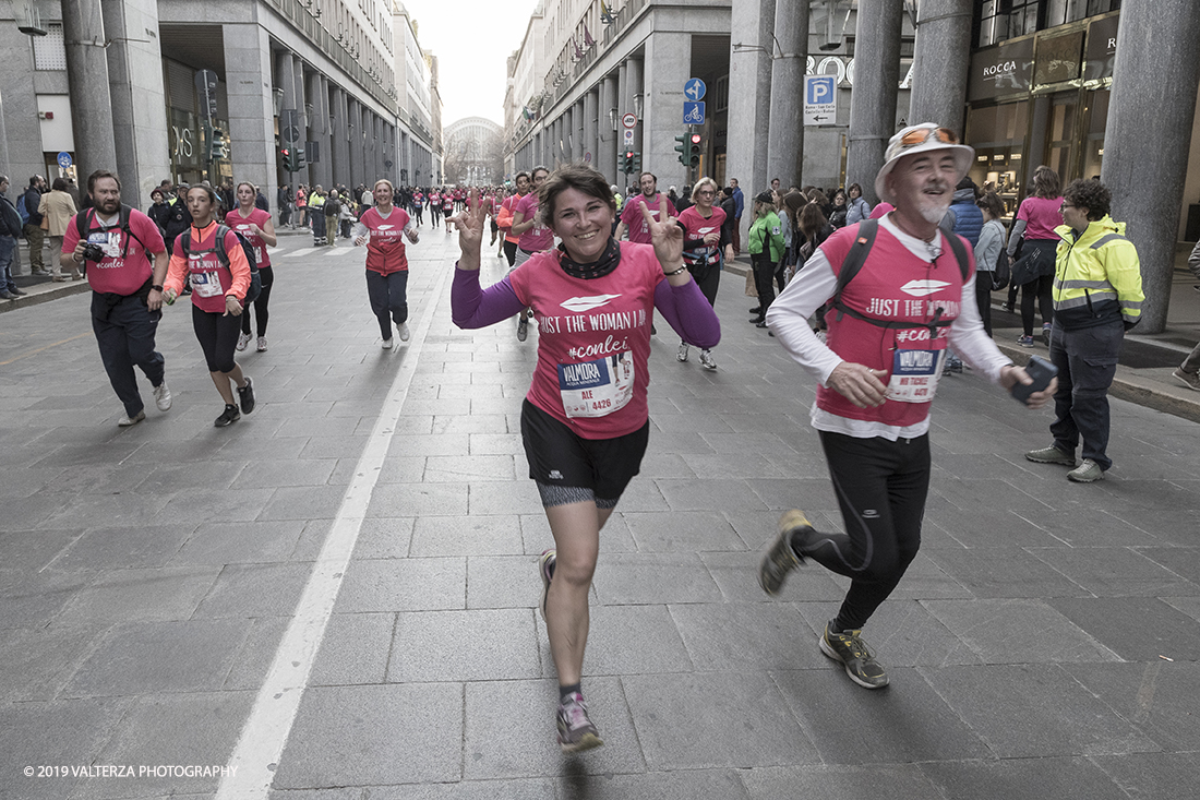 _G3I8144.jpg - 03-03-2019. Torino. â€œJust The Woman I am â€� Ã¨ una corsa/camminata podistica non competitiva di 6 km per sostenere la ricerca universitaria sul cancro: uomini e donne correranno fianco a fianco a sostegno della ricerca universitaria e della diffusione di una maggiore consapevolezza di sÃ© per un corretto stile di vita.  In questa giornata non c'Ã¨ solo la corsa, ma anche un fitto programma di eventi in piazza, non esclusivamente sportivi. Nella foto l'arrivo dei partecipanti alla corsa/camminata in via Roma