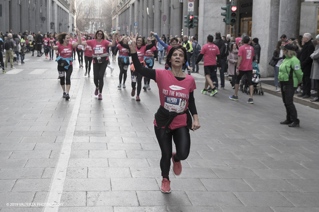 _G3I8170.jpg - 03-03-2019. Torino. â€œJust The Woman I am â€� Ã¨ una corsa/camminata podistica non competitiva di 6 km per sostenere la ricerca universitaria sul cancro: uomini e donne correranno fianco a fianco a sostegno della ricerca universitaria e della diffusione di una maggiore consapevolezza di sÃ© per un corretto stile di vita.  In questa giornata non c'Ã¨ solo la corsa, ma anche un fitto programma di eventi in piazza, non esclusivamente sportivi. Nella foto l'arrivo dei partecipanti alla corsa/camminata in via Roma