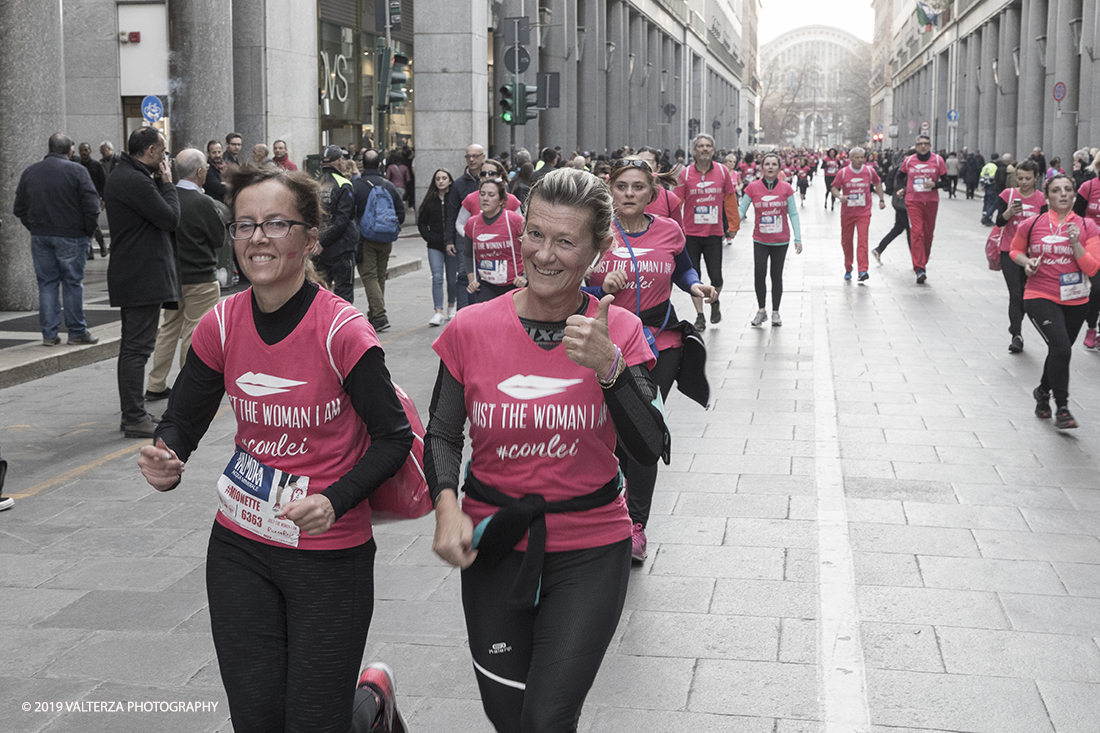 _G3I8222.jpg - 03-03-2019. Torino. â€œJust The Woman I am â€� Ã¨ una corsa/camminata podistica non competitiva di 6 km per sostenere la ricerca universitaria sul cancro: uomini e donne correranno fianco a fianco a sostegno della ricerca universitaria e della diffusione di una maggiore consapevolezza di sÃ© per un corretto stile di vita.  In questa giornata non c'Ã¨ solo la corsa, ma anche un fitto programma di eventi in piazza, non esclusivamente sportivi. Nella foto l'arrivo dei partecipanti alla corsa/camminata in via Roma